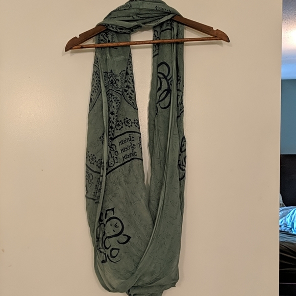 Scarf - Picture 1 of 3